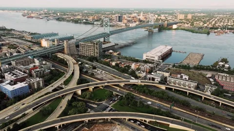 Panoramic Aerial View of Benjamin Franklin Bridge and Philadelphia Highway I Vídeos de archivo 346908955