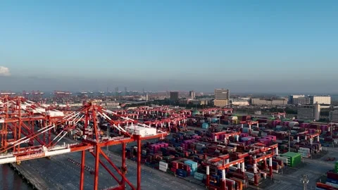 Panoramic Aerial View of Busy Container Port with Cranes and City Skyline 库存影片 327109710