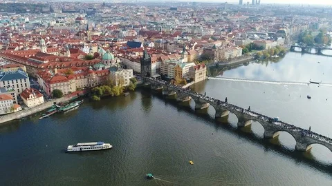 Panoramic aerial view of Charles Bridge, aerial of the city, view from above on 库存影片 115580865