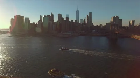 Panoramic aerial view of Manhattan. Camera hovers along East River. 스톡 동영상 58569430