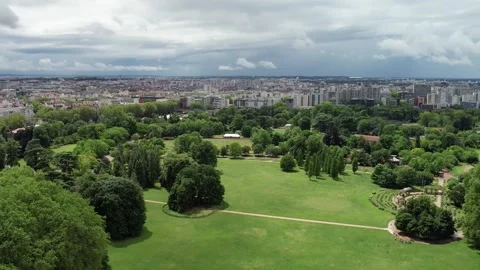 Panoramic Aerial View over Parc de la Tete dOr and Lyon Cityscape, France Vidéo 348296086