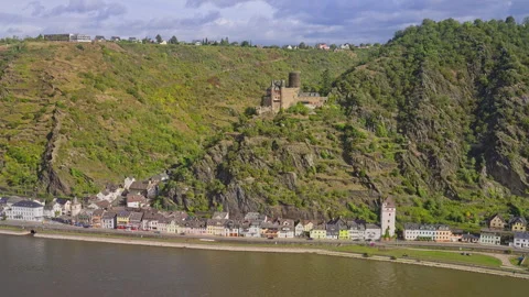 Panoramic aerial view over the small town of Sankt Goarshausen near Sankt Goar Stock-Footage 303677551