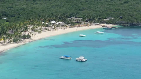 Panoramic aerial view of the paradise beach with sandy shore Vídeos de archivo 331754705