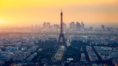 Panoramic aerial view of Paris, Eiffel Tower and La Defense business district Stockfoto's