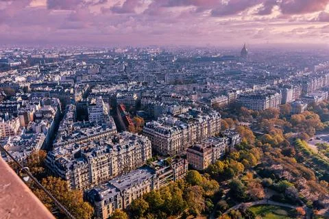 Panoramic aerial view of Paris from Eiffel Tower. Beautiful view of Paris s.. Stockfoto's