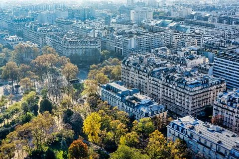 Panoramic aerial view of Paris from Eiffel Tower. Beautiful view of Paris s.. Stockfoto's