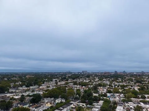 Panoramic aerial view of Queens rooftops, homes and tree-lined Jamaica area stre Foto stock