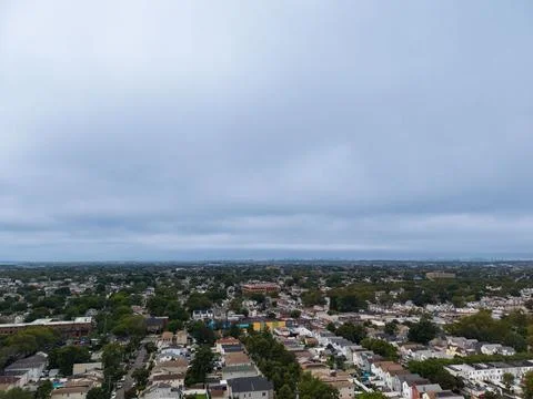 Panoramic aerial view of Queens rooftops, homes and tree-lined Jamaica area stre 스톡 사진