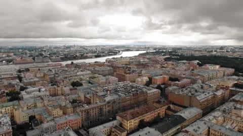 Panoramic aerial view showcasing rooftops of Saint Petersburg, cloudy day Vídeo Stock 319865685
