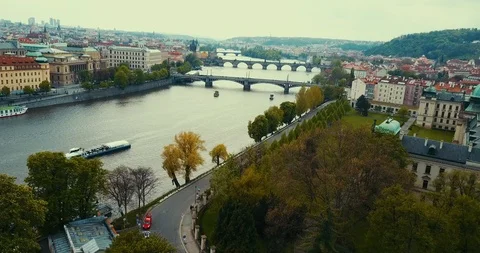 Panoramic aerial view of a spring day to the old city of Prague’s with bridges Vidéo 96114047