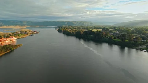 Panoramic aerial view of the Valdivia River at sunset, Los Ríos Region, Chile Vídeos de archivo 336639184