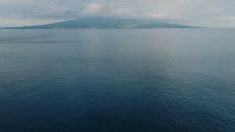 Panoramic aerial view of the volcanic island of Pico in the Azores, featuring 库存影片 335726341