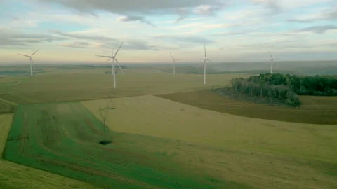 Panoramic aerial view of wind farm turbines rotating in January landscape. Vídeos de archivo 296187483