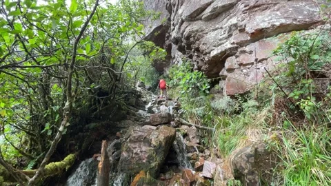 Panoramic bottom up view of backpacker climbing Roraima Mount, Venezuela 스톡 동영상 247967952