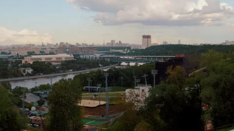 Panoramic city view with river and green trees Vídeos de archivo 318087423