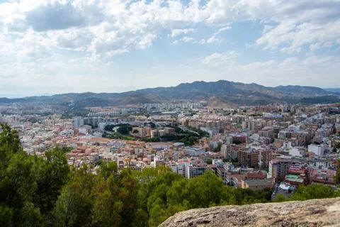 Panoramic Cityscape with Mountain Backdrop Foto stock