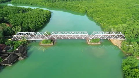 Panoramic drone flight captures a magnificent truss bridge gracefully Vidéo 325187312