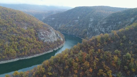 Panoramic drone flight over mountain ridge reveals meandering river in Bosnia Video stock 85830659