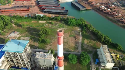 Panoramic drone perspective reveals a large thermal power station adjacent .. Stock-Footage 325285919