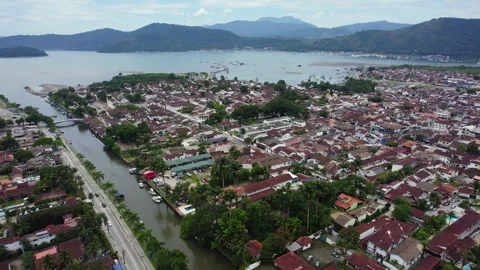 Panoramic drone shot circling the townscape of Paraty, cloudy day in Brazil Stock-Footage 307574645