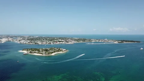 Panoramic drone shot overlooking bright and sunny Key West Florida island Vídeo Stock 142791333
