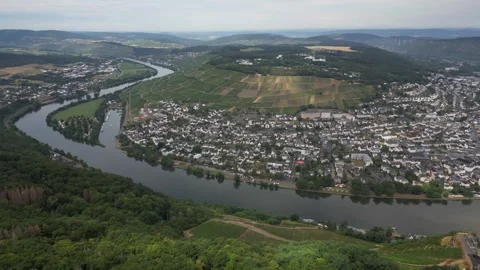 Panoramic drone view of Bernkastel-Kues and the Moselle landscape Stock Footage 335412087