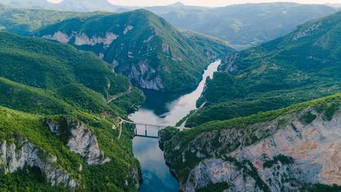 Panoramic drone view of the Drina River canyon with a bridge crossing betwe.. Foto stock