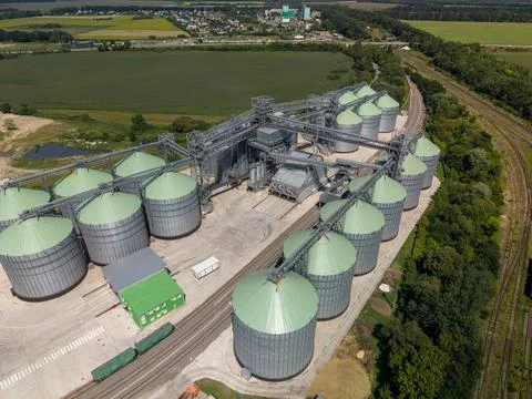 Panoramic Drone View of Massive Industrial Grain Storage Silo Facility Fotos de archivo