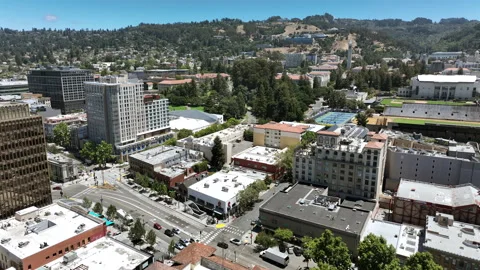 Panoramic drone view over Berkeley, California, featuring the downtown Vidéo 340576346