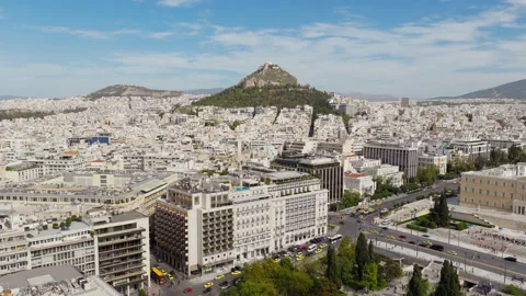 Panoramic drone view of Syntagma Square on a clear day with Hellenic Parliament Vídeos de archivo 328155161
