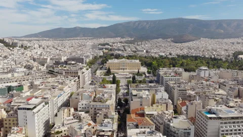 Panoramic drone view of Syntagma Square on a clear day with Greek Parliament in Vídeos de archivo 328155458