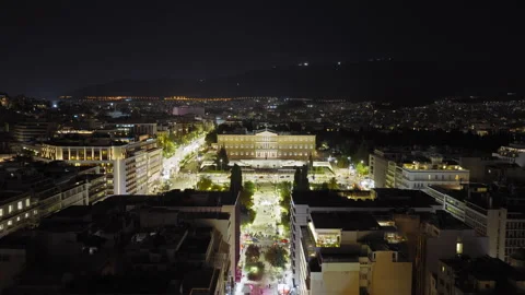 Panoramic drone view of Syntagma Square at nighttime with Greek Parliament in Vídeo Stock 331957437