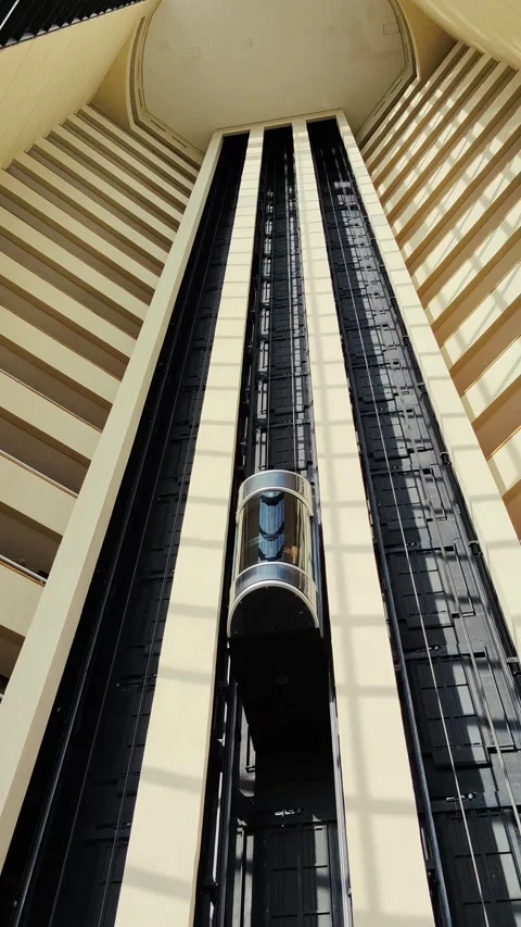 Panoramic elevator going down on office building. Cityscape open glass elevator Vídeo Stock 309121691