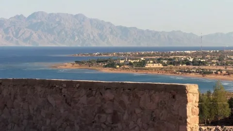 Panoramic fast motion car view of coastal City of Nuweiba With Desert Mountains Vídeos de archivo 341838268