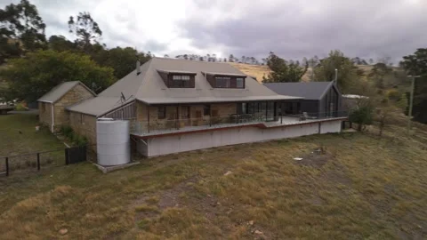 Panoramic flight over a luxury estate in Buckland, Tasmania with mountains. Stock-Footage 332542300