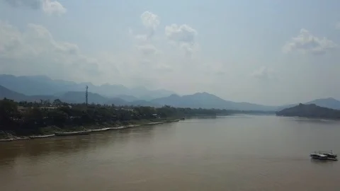 Panoramic flight over Mekong River in Laos. 스톡 동영상 102861504