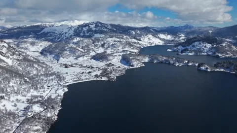 Panoramic flyover establishing the large and small Icalma lagoons, completely 스톡 동영상 348250257