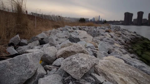 Panoramic focus-pull time-lapse of the rocky shore with a view of NYC Video stock 109426811
