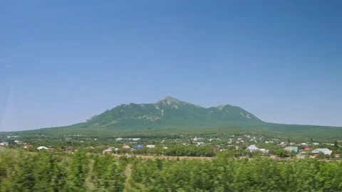 Panoramic Green Mountain Peak View from Car Window on Summer Road Trip Vidéo 338238630