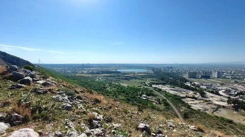 Panoramic High Angle View of Sprawling City and Blue Lake Foto stock
