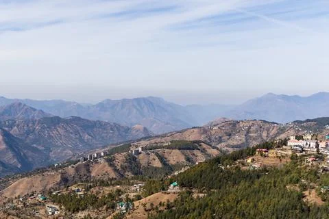 Panoramic hill station view with pine forest houses and mountain ranges sce.. Stockfoto's