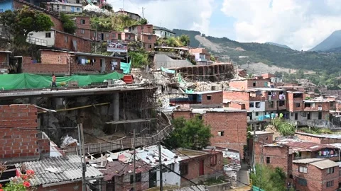 A Panoramic Journey Through Comuna 13: Vibrant Murals, Iconic Escalators Video stock 168325158