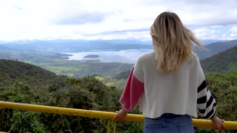 PANORAMIC LAGOON DE LA COCHA. WOMAN AT THE LAKE GUAMUEZ PASTO NARIÑO VIEWPOINT Stock-Footage 251027211