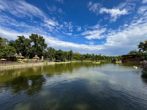 Panoramic lake view with dramatic blue sky in a public park Fotos Stock