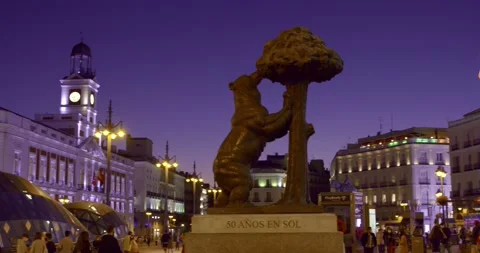 Panoramic Landmark of Madrid, bear and strawberry tree at dusk Video stock 141390859