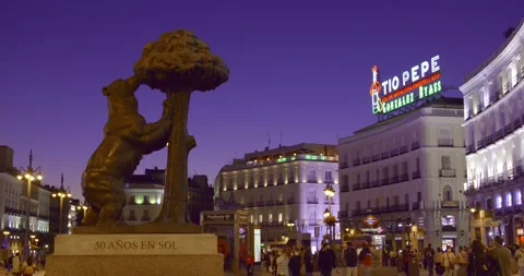 Panoramic Landmark of Madrid, bear and strawberry tree at dusk Video stock 141390964