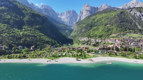 Panoramic Landscape of Lago di Molveno Shoreline and Majestic Mountain V 库存影片 337923778
