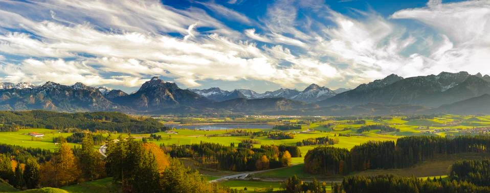 Panoramic landscape with mountain range and meadow Foto stock