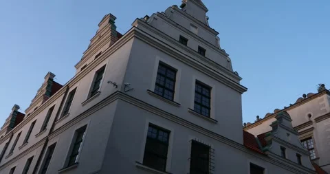 Panoramic Low Angle View of Pomeranian Dukes' Castle in Szczecin Poland Vídeos de archivo 336011877
