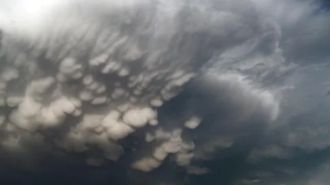 Panoramic mammatus clouds create storm sky texture across a brooding atmosphere Stockbeeldmateriaal 339469470